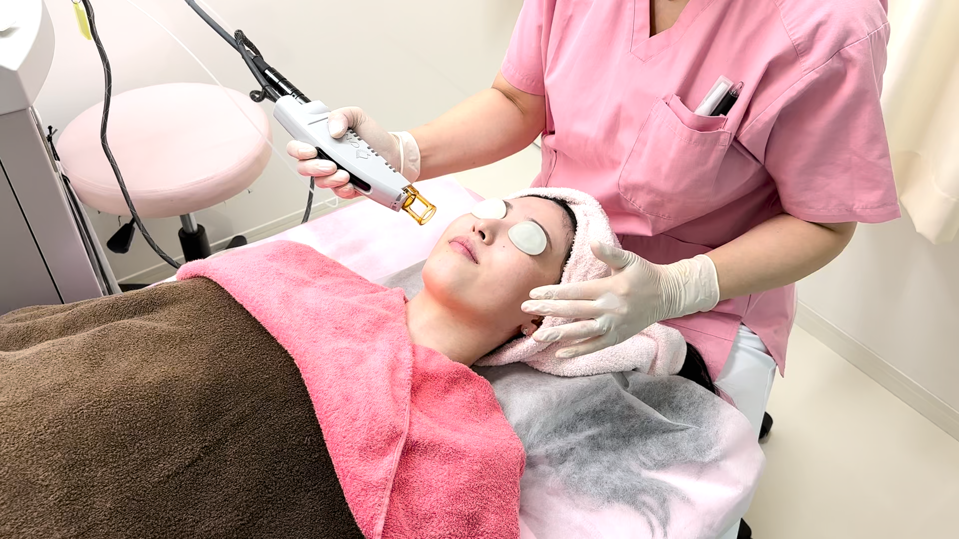 岡山マリアのレーザーフェイシャルの様子